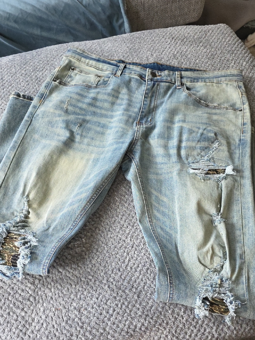 Y&R Distressed Camo Blue Jeans 36x32